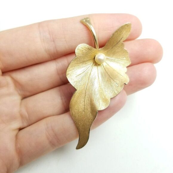 Vintage Gold Tone Leaf Brooch with Faux Pearl Center, Detailed Unisex Lapel Pin - Picture 1 of 6